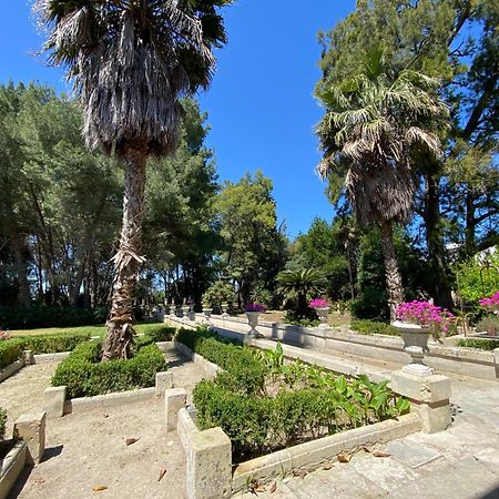 レッチェ Palazzo De Carlo E Il Parco Dei 7 Pozzi Bed & Breakfast エクステリア 写真