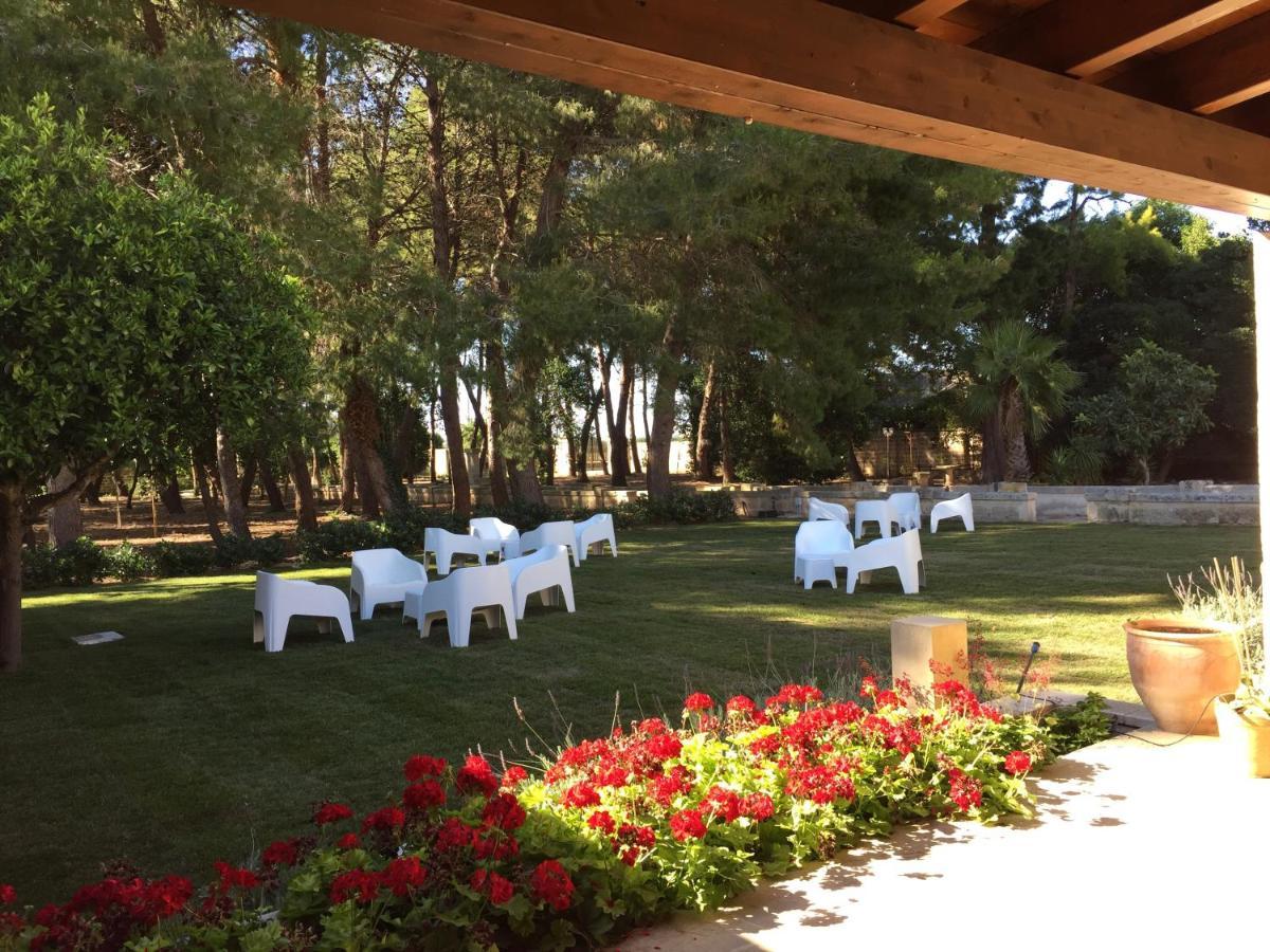レッチェ Palazzo De Carlo E Il Parco Dei 7 Pozzi Bed & Breakfast エクステリア 写真