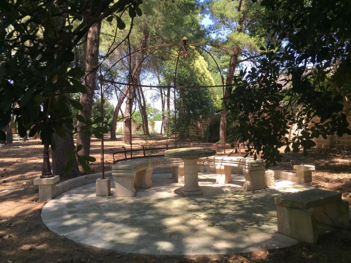 レッチェ Palazzo De Carlo E Il Parco Dei 7 Pozzi Bed & Breakfast エクステリア 写真