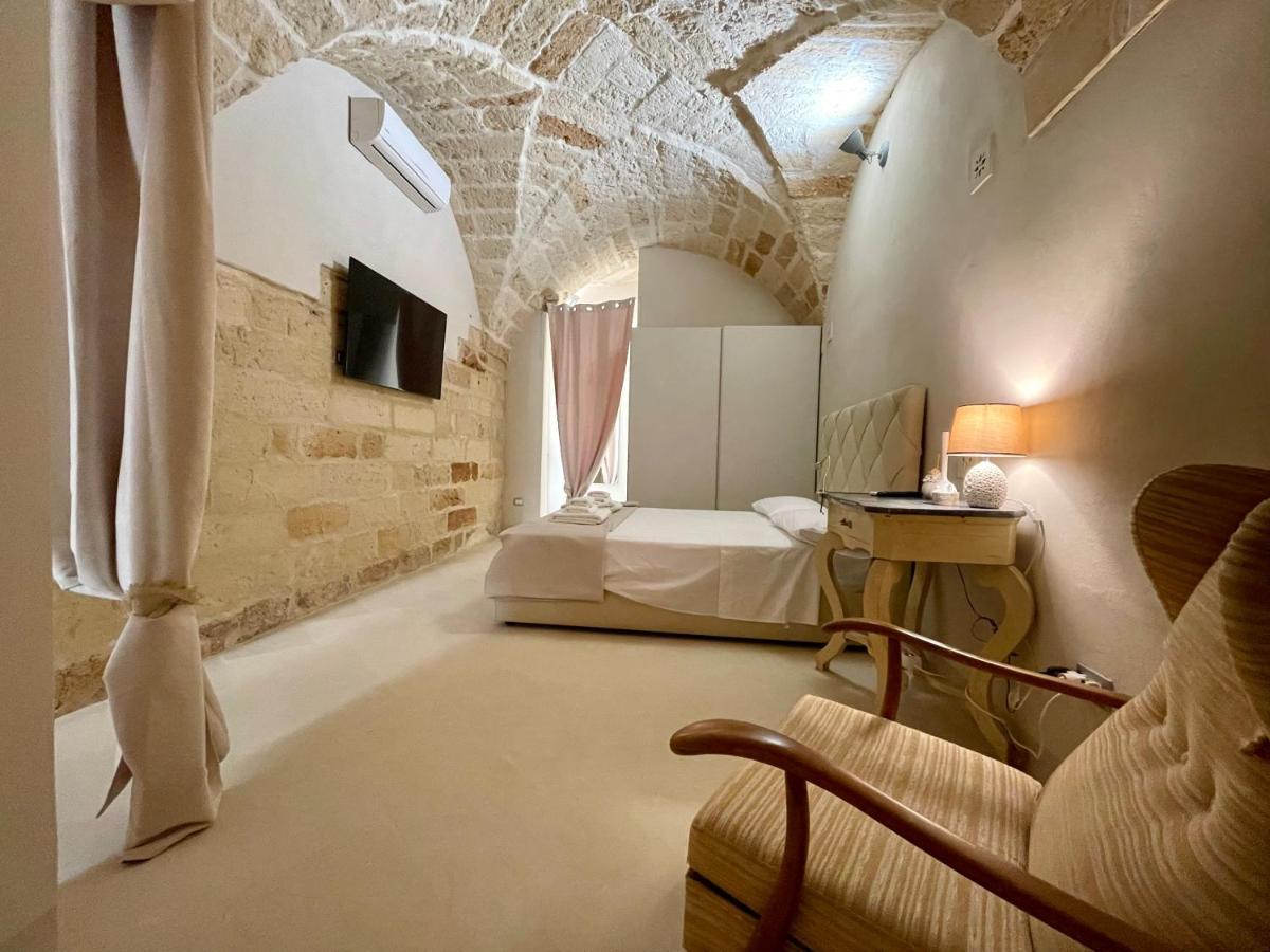 レッチェ Palazzo De Carlo E Il Parco Dei 7 Pozzi Bed & Breakfast エクステリア 写真
