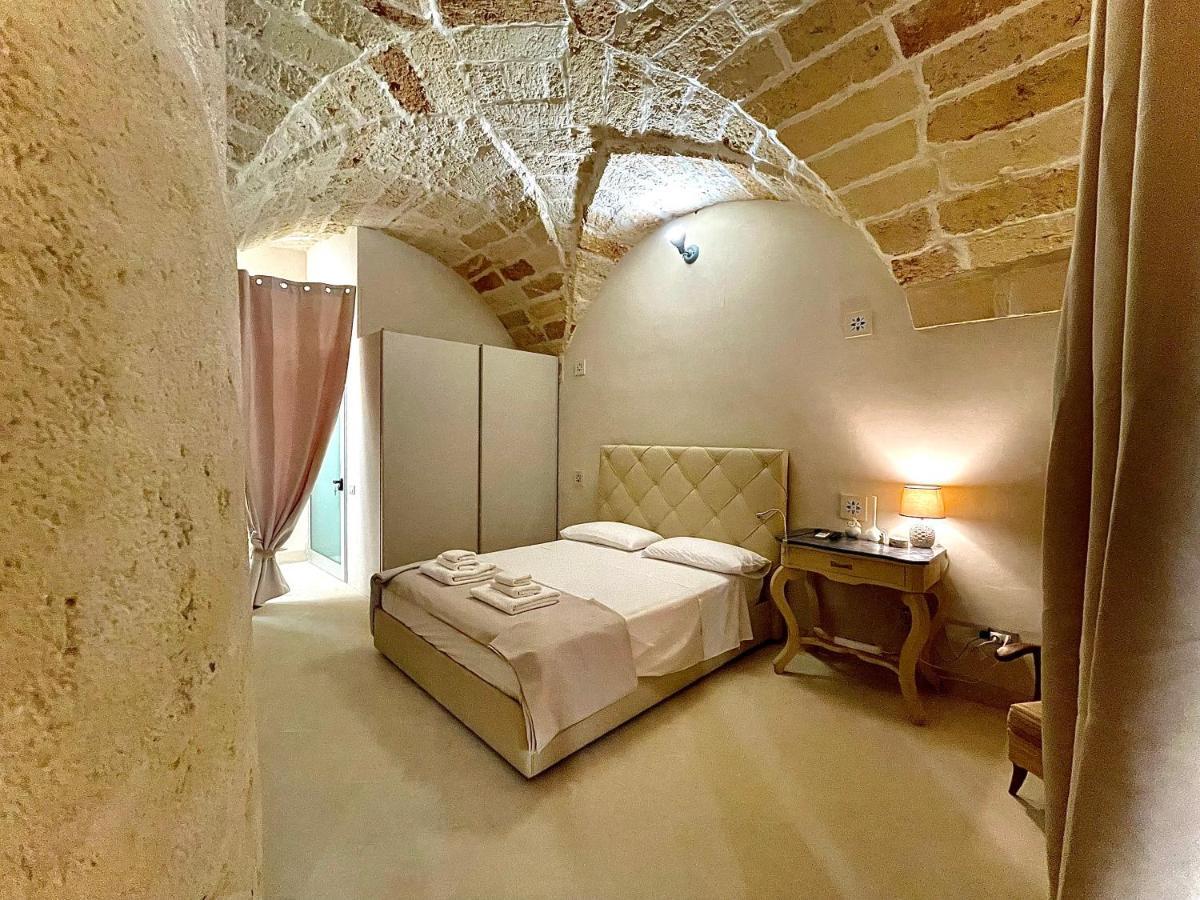 レッチェ Palazzo De Carlo E Il Parco Dei 7 Pozzi Bed & Breakfast エクステリア 写真