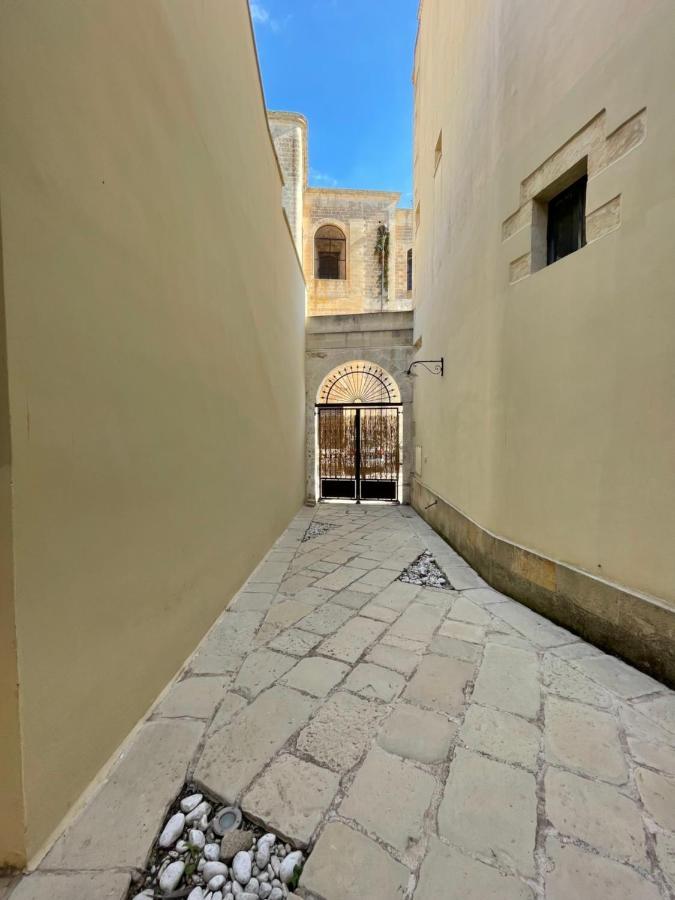 レッチェ Palazzo De Carlo E Il Parco Dei 7 Pozzi Bed & Breakfast エクステリア 写真