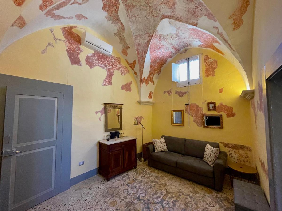 レッチェ Palazzo De Carlo E Il Parco Dei 7 Pozzi Bed & Breakfast エクステリア 写真