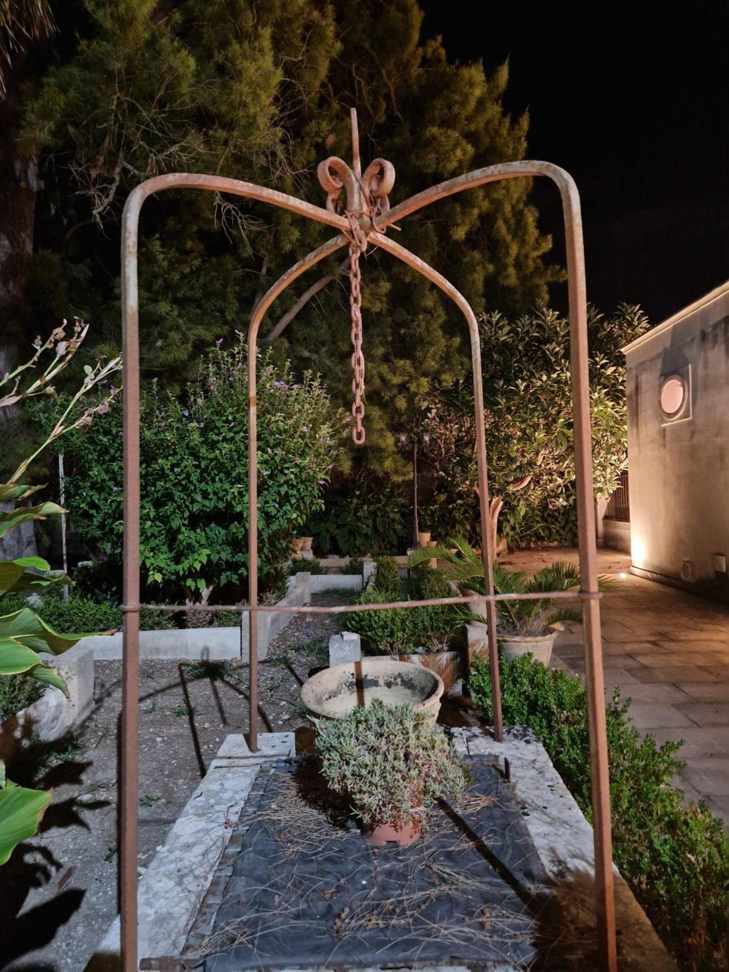 レッチェ Palazzo De Carlo E Il Parco Dei 7 Pozzi Bed & Breakfast エクステリア 写真