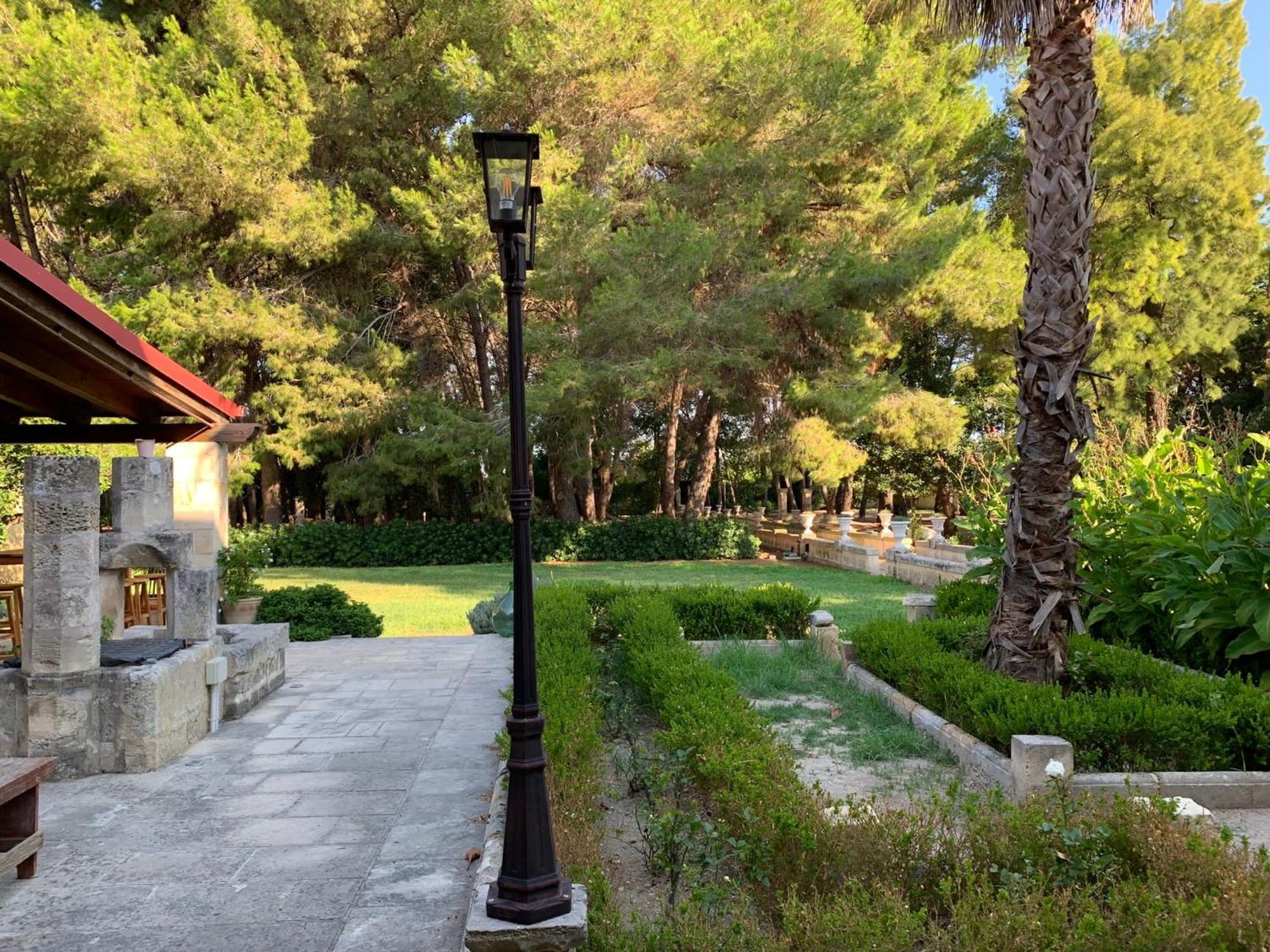 レッチェ Palazzo De Carlo E Il Parco Dei 7 Pozzi Bed & Breakfast エクステリア 写真