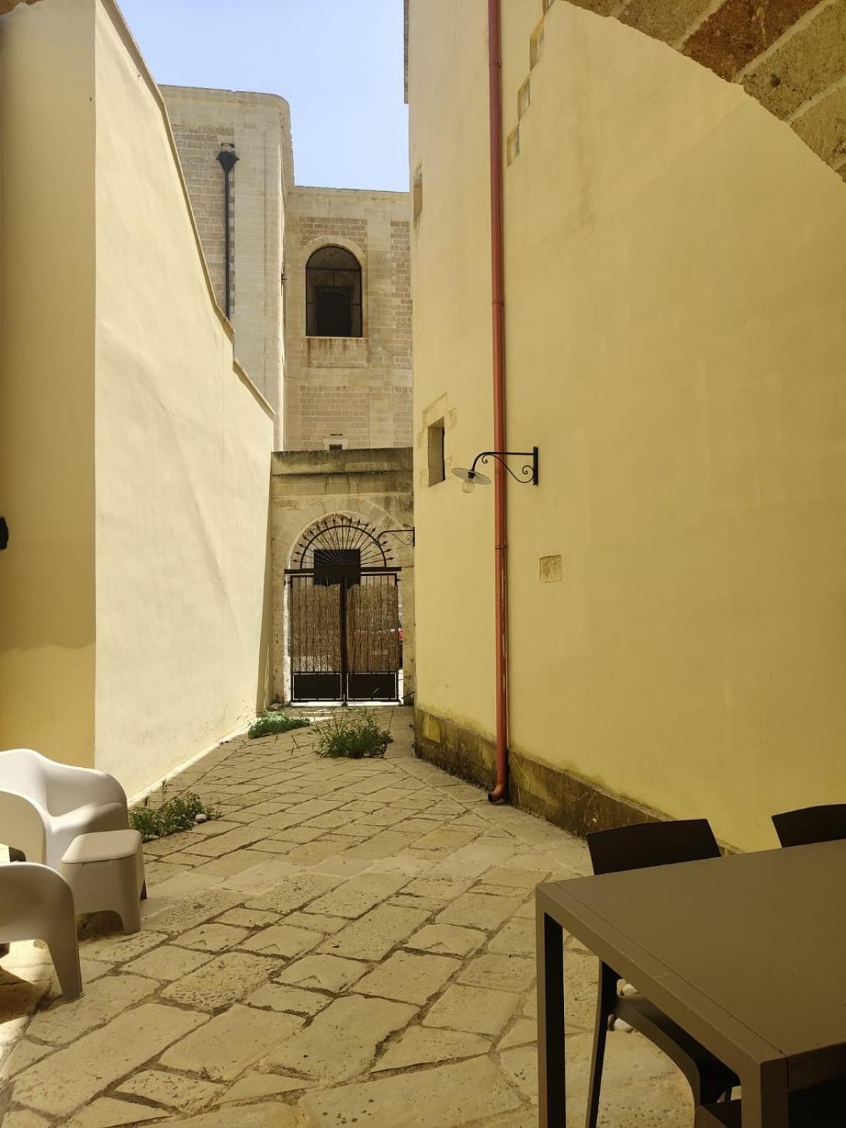 レッチェ Palazzo De Carlo E Il Parco Dei 7 Pozzi Bed & Breakfast エクステリア 写真