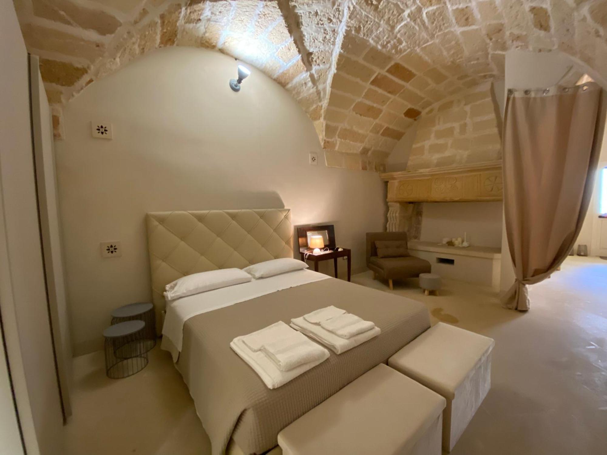 レッチェ Palazzo De Carlo E Il Parco Dei 7 Pozzi Bed & Breakfast エクステリア 写真